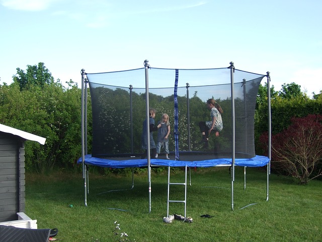Dětská trampolína se stala hitem i pro dospělé